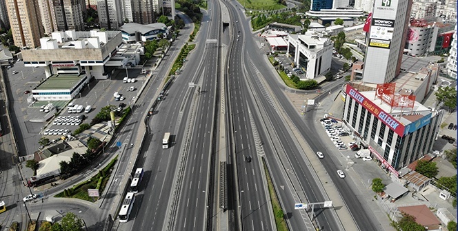 Kısıtlamanın ikinci gününde yollar ve duraklar boş kaldı