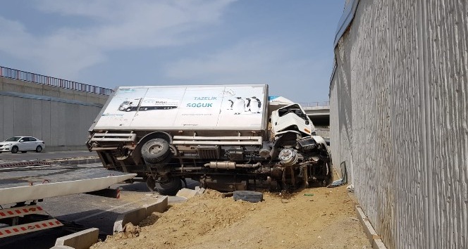 Kastamonu’da devrilen kamyon yolu ulaşıma kapattı