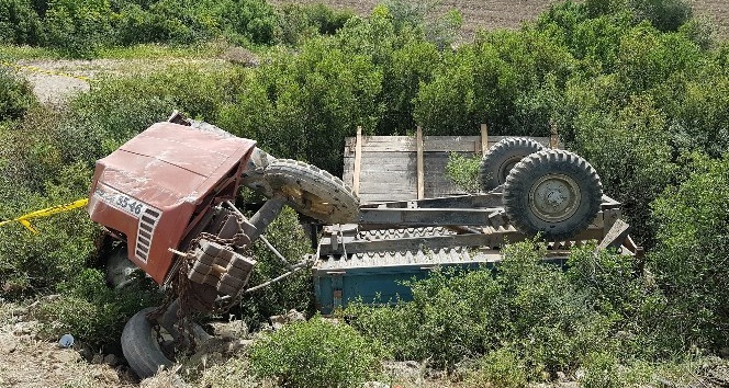 Devrilen traktörün altında kalan genç yaşamını yitirdi