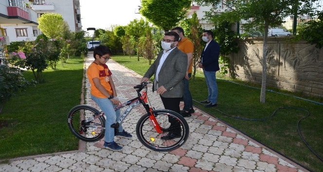 Başkan Gür, Biz Bize Yeteriz Türkiyem kampanyasına bağışta bulunan çocuğa bisiklet hediye etti
