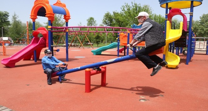 Bolu’da çocuk parkına giden yaşlılar tahterevalliye bindi