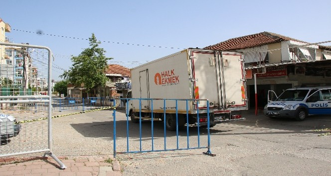 Antalya’da karantinadaki mahallelere ekmek dağıtıldı