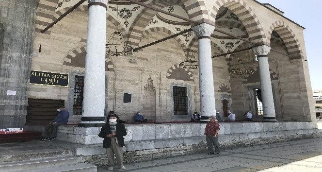 Konya’da 65 yaş üzeri vatandaşlar camilere koştu