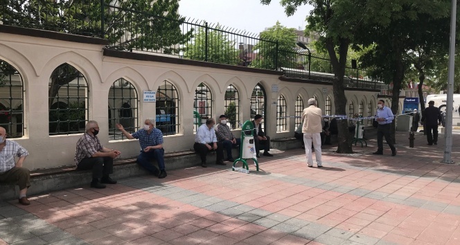 Dışarı çıkan yaşlı adam: “Allah’ın verdiği canı korona alamaz”