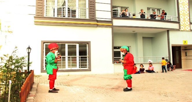 Din görevlileri cübbelerini çıkarıp kostüm giydi