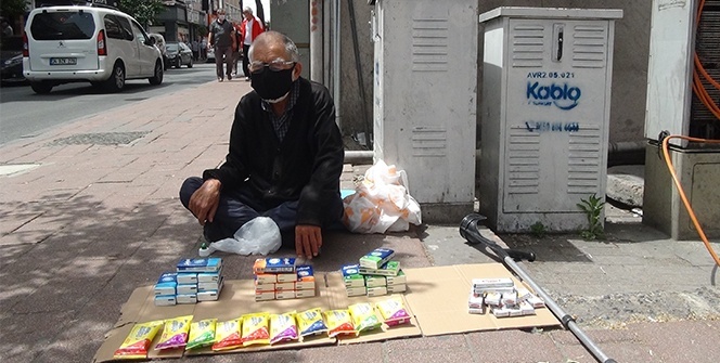 Sokağa çıkma izninde 71 yaşındaki adam sokakta tezgah açtı