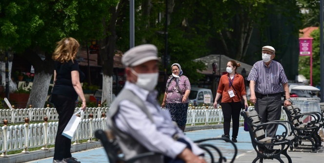 65 yaş ve üstü vatandaşlar İstanbul sokaklarını doldurdu