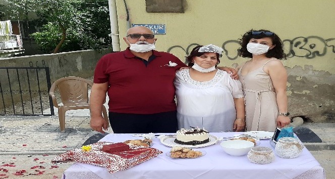 Kuşadası’nda 65 yaş üstü bandolu evlilik yıldönümü kutlaması