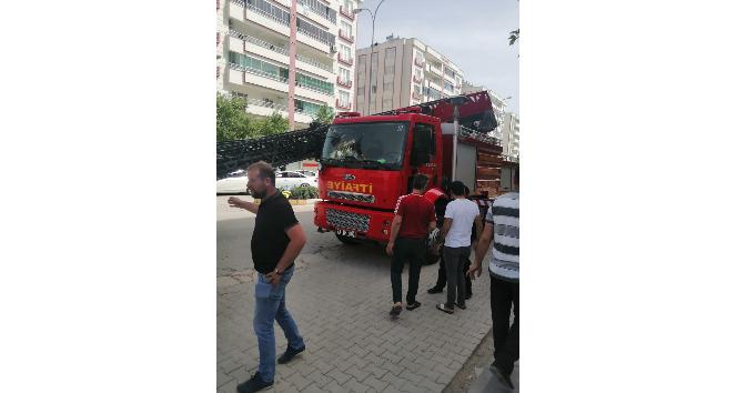 İtfaiyenin merdiveni kırıldı, bayrak asan işçiler yere düştü: 2 yaralı