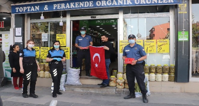 Tatvan Türk bayraklarıyla donatıldı