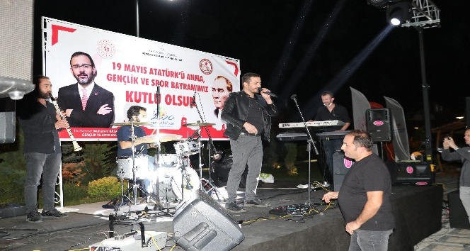 Kastamonu’da vatandaşlar hem egzersiz yaptı hemde 19 Mayıs konseriyle eğlendi