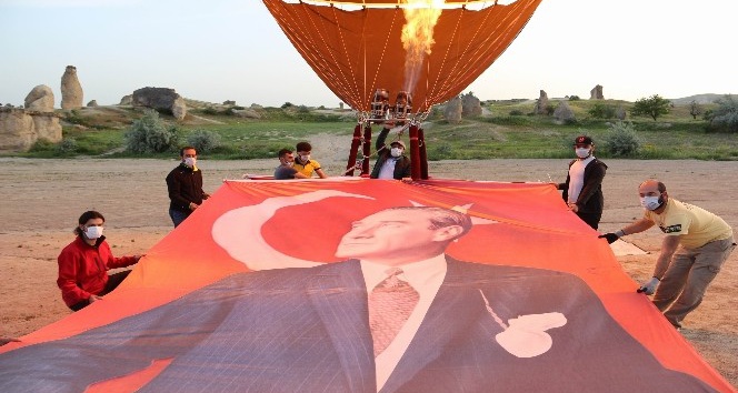 Türkiye’nin ilk yerli balonu Atatürk ve Türk Bayrağı ile havalandı