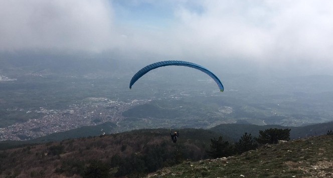 Yamaç paraşütü ile Türk bayraklı 19 Mayıs kutlaması