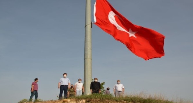101. yılda 101 metrekarelik dev Türk bayrağı göndere çekildi