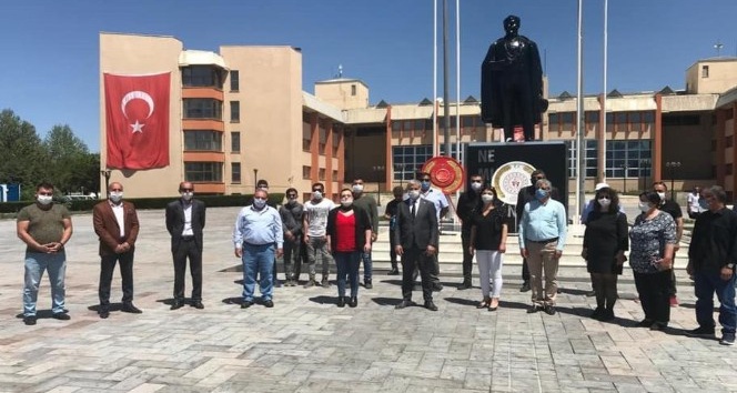 CHP, Atatürk anıtına çelenk bıraktı