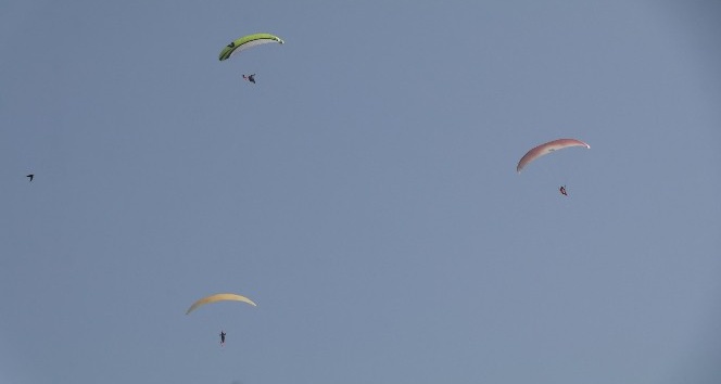 Bin 500 metrede Türk bayraklarıyla 19 Mayıs’ı kutladılar