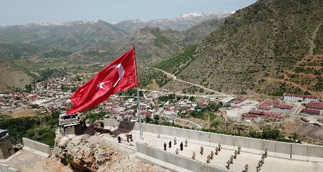 19 Mayıs’ta Kato Dağı’nda şehit düşen 10 asker anısına dev Türk bayrağı dikildi