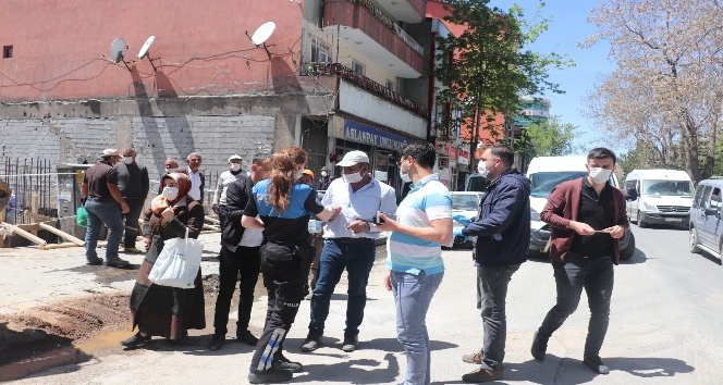 Tatvan’da vatandaşlara ücretsiz maske dağıtımı