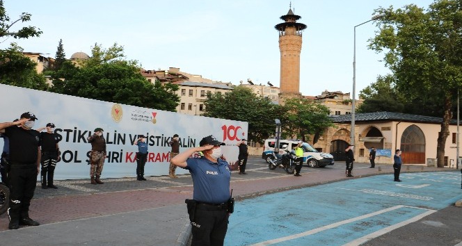 Kahramanmaraş polisi saat 19.19’da İstiklal Marşı’nı okudu