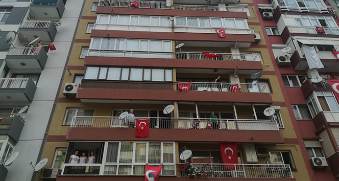 Türkiye saat 19:19&#039;da balkonlara çıkarak İstiklal Marşı&#039;nı okudu