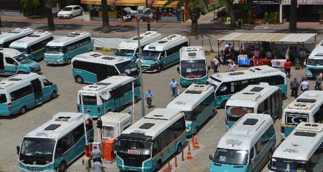 Aliağa’da sokak kısıtlamasında minibüsler dezenfekte edildi