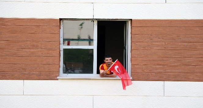 Yozgat’ta karantinadaki vatandaşlar İstiklal Marşı’nı pencereden okudu