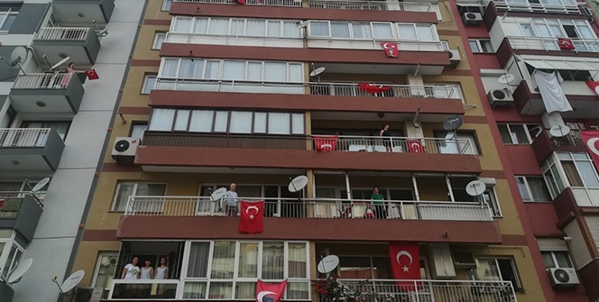Türkiye saat 19:19'da balkonlara çıkarak İstiklal Marşı'nı okudu