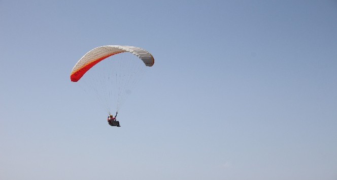 Paraşütçülerin Beyşehir Gölü semalarında Türk bayraklı 19 Mayıs coşkusu