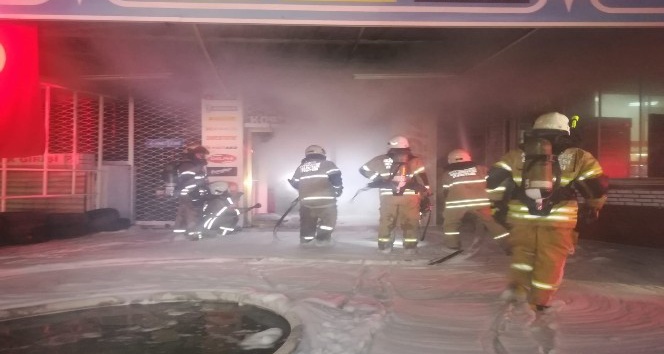 İzmir’de korkutan yangında 8 katlı bina boşaltıldı