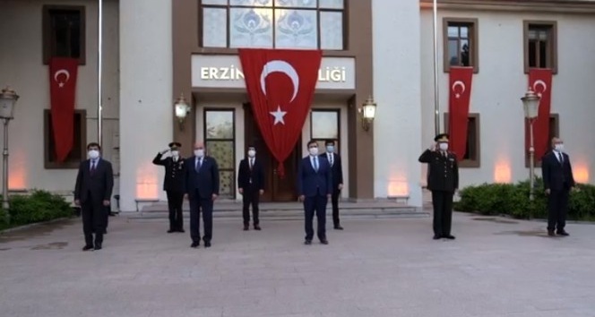 Erzincan protokolü saat 19.19’da İstiklal Marşını okudu