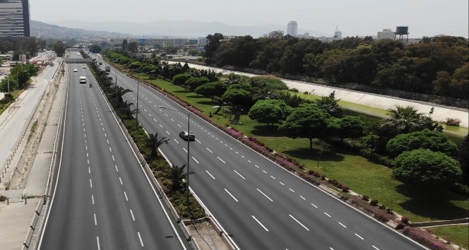 Korona günlerinde İzmir’in yollarına 418 bin ton asfalt döküldü