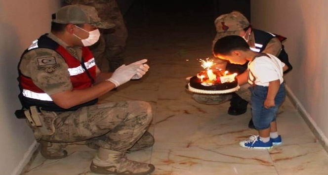 Suriye’de görevli uzman çavuşun oğluna sürpriz doğum günü