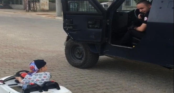 Mardin’de akülü arabasıyla geçen çocuk ve polis arasındaki ehliyet diyaloğu güldürdü