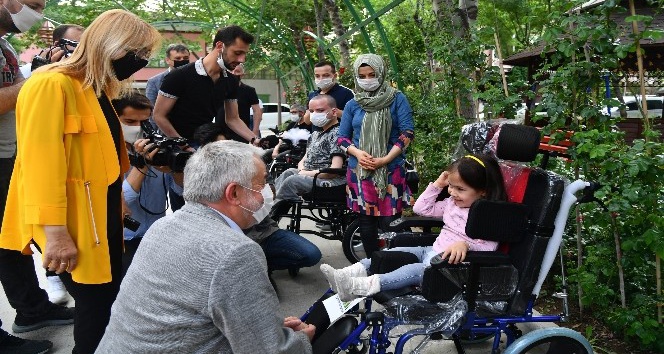 Isparta Belediyesi 13 engelliye akülü araç hediye etti