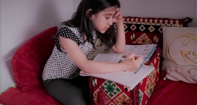 Göçmen Afgan çocuk Asinat’ın eğitim endişesi