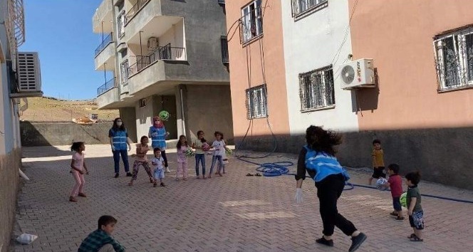 Derik’te Vefa Sosyal Destek Grubu ekipleri çocuklara top dağıttı