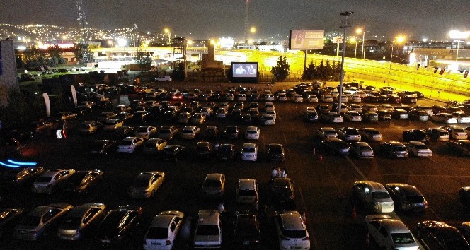 Kocaeli’de yüzlerce vatandaş arabalarından sinema filmi izledi