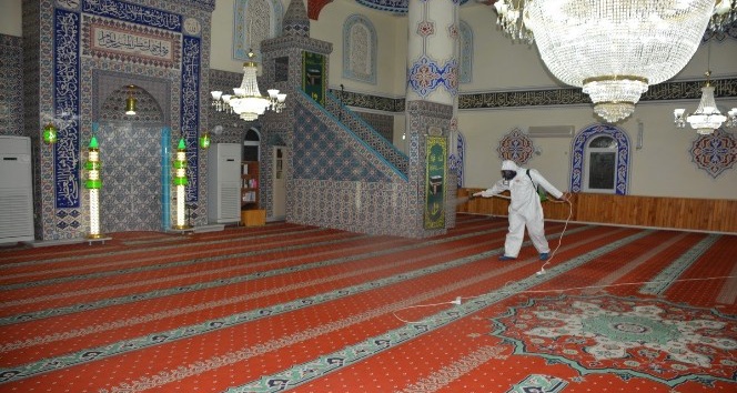İzmit’te ibadete açılacak camiler dezenfekte ediliyor