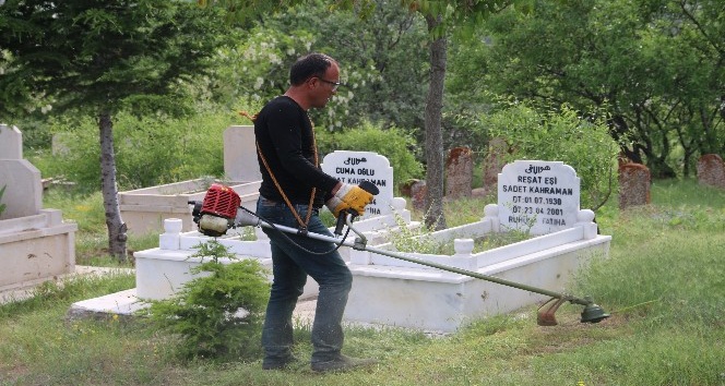 Muhtardan mahalle mezarlığına Vefa hizmeti
