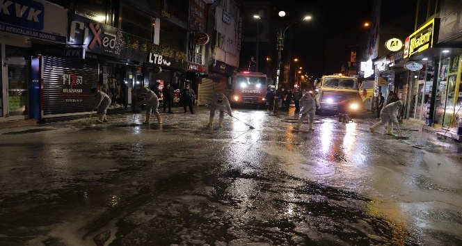 Ağrı’da bayram öncesi cadde ve sokaklar yıkanmaya devam ediyor