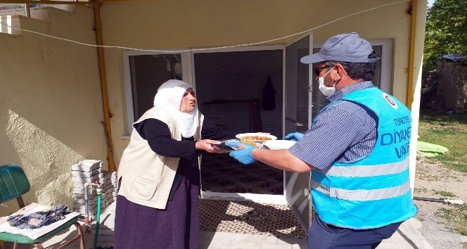 Din görevlisi belde de yaşayan yaşlılara iftar yemeği dağıtıyor