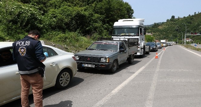Zonguldak’a giriş çıkışlarda uzun kuyruklar oluştu