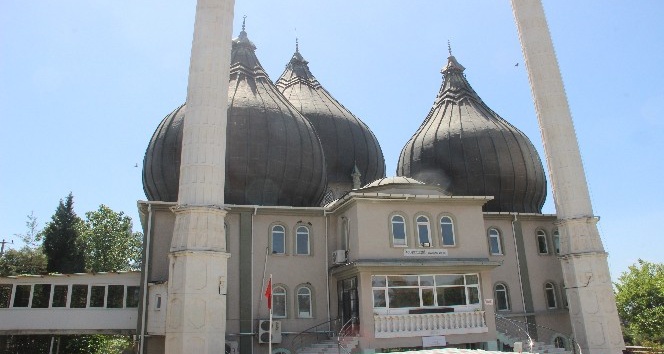 İzmir’de camilerden korsan müzik yayınına tepkiler sürüyor