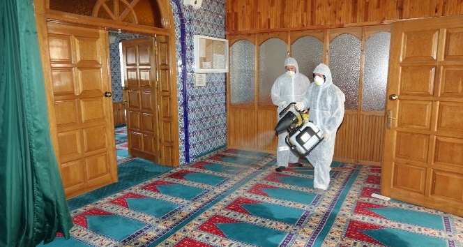 Başiskele’de camiler dezenfekte ediliyor