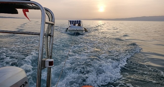 Ege Denizi’nde teknesi arızalanan çifti Sahil Güvenlik kurtardı