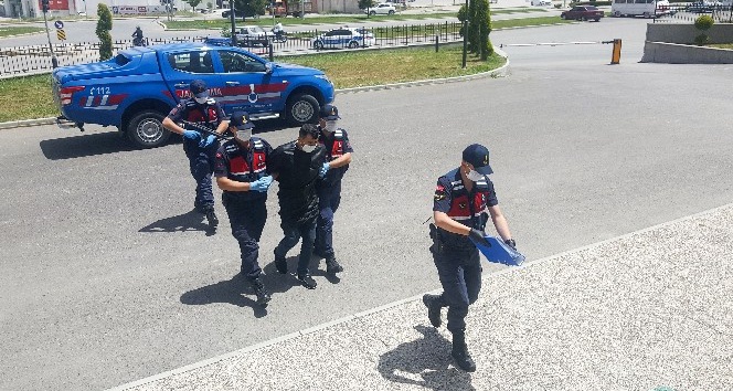 Karaman’da 5 suçtan aranan cezaevi firarisi sahte kimlikle yakalandı