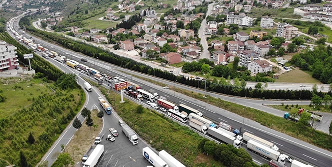 65 yaş üstü memleketlerine doğru yola çıkınca Kocaeli TEM kilitlendi