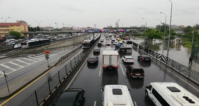 Sağanak yağmur trafiğe neden oldu