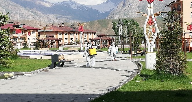 Hakkari’de çocuk parkları dezenfekte edildi