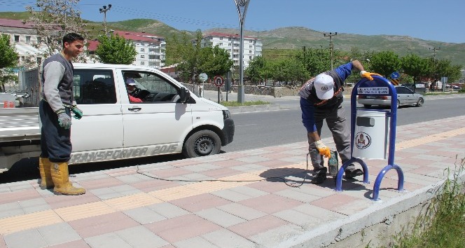 Bitlis Belediyesinden işlek caddelere yeni çöp kovaları